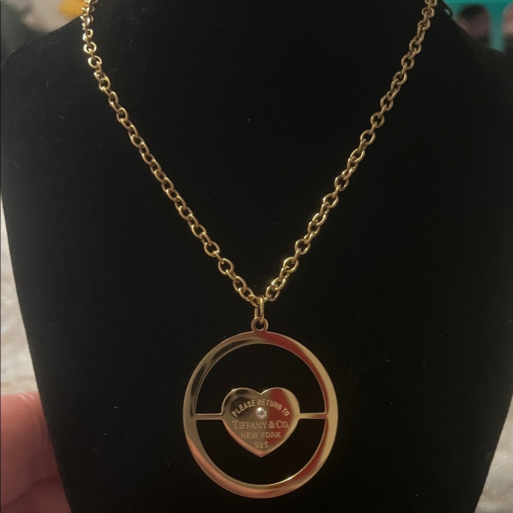 Fashion Jewelry Gold Circular Pendant Necklace with Heart Tag